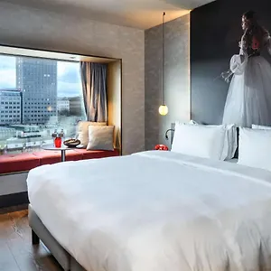 Radisson Red Hotel, Отель